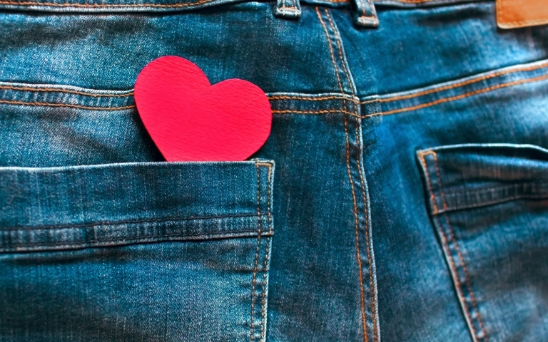 serce w kieszeni spodni